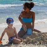 Галена на плажа със сина си