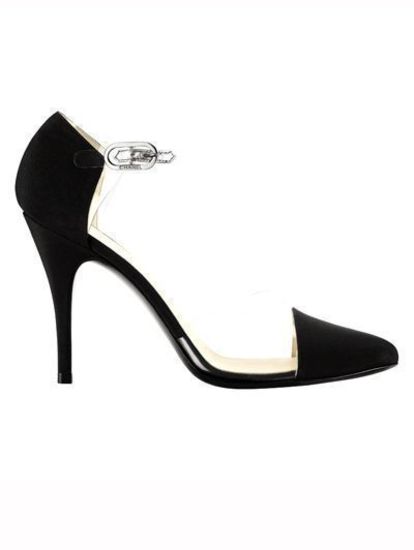 Обувки Chanel в черно с тънък ток и красива закопчалка