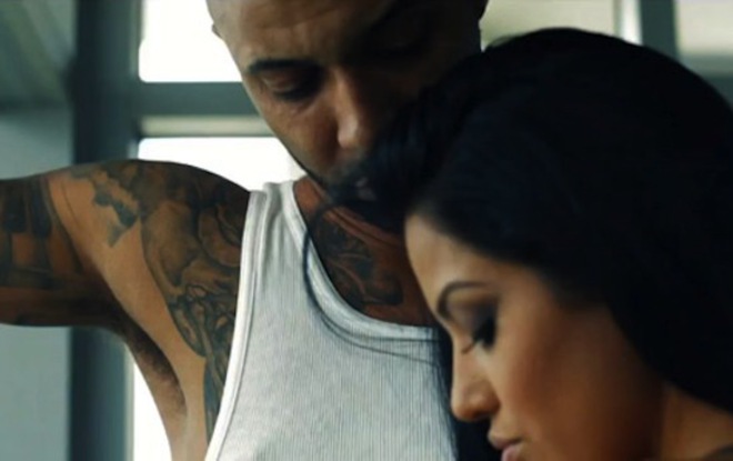 Джо Бъдън с любимата жена в клипа