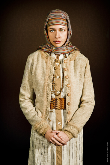Александра Лопез като Азра