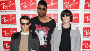 O. Children на килима на Ray Ban