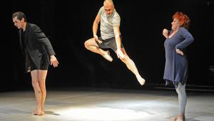 Сцена от спектакъла "Мрън-мрън …нека говорим за нас"