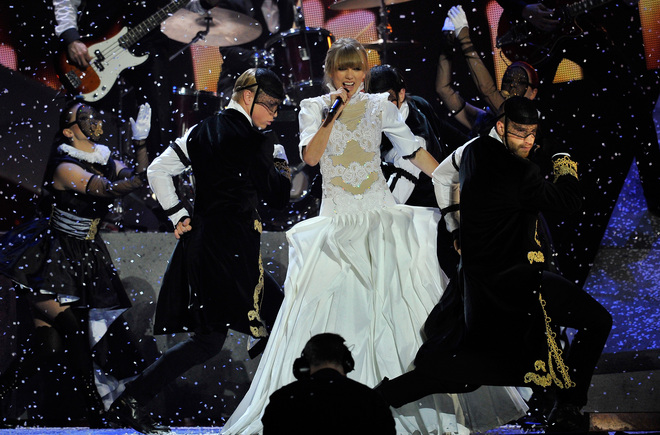 Тейлър Суифт на наградите "Брит 2013"