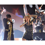 Тейлър Суифт пее на наградите "Брит 2013"
