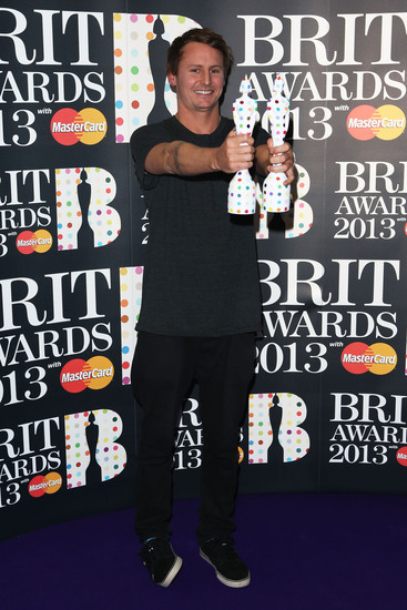 Бен Хауърд с две статуетки "Брит 2013"