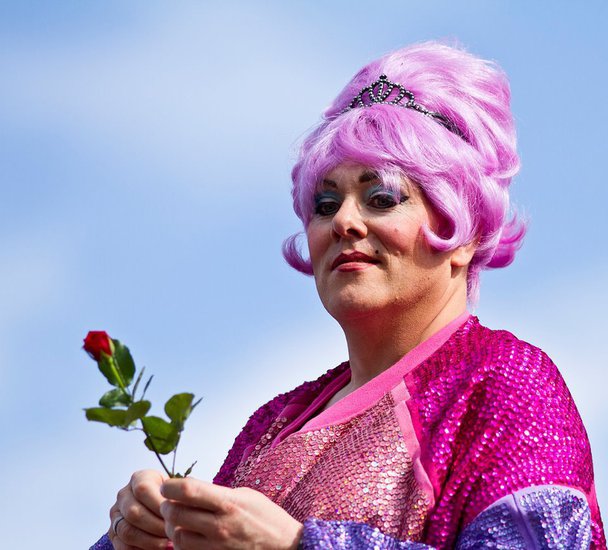 Йон Гнар като жена