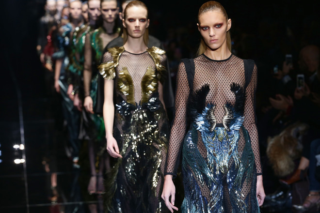 Anya rubik defilira za guchi