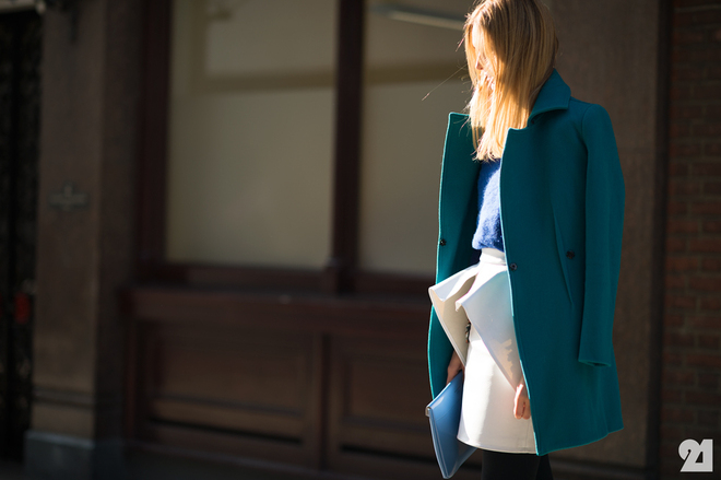 Дама в синьо палто