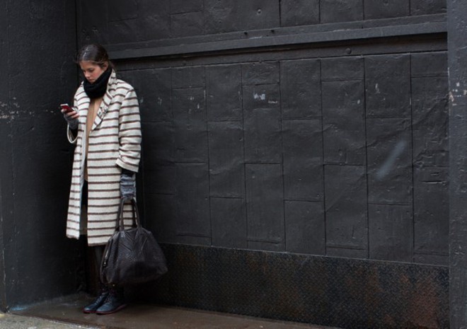 Дама в палто на райе