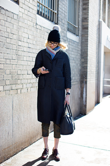 Дама в палто на каре