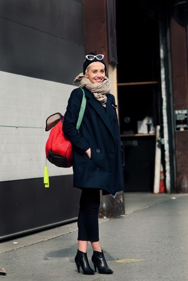 Палто тъмносиньо и двуредо