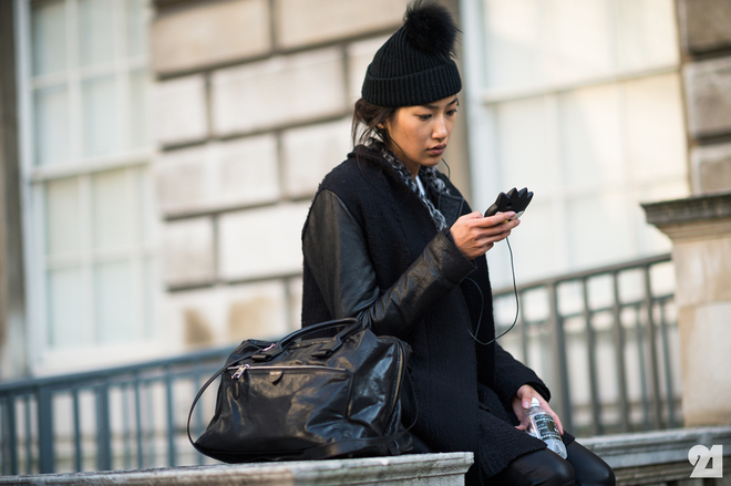 Дама в палто с кожени ръкави