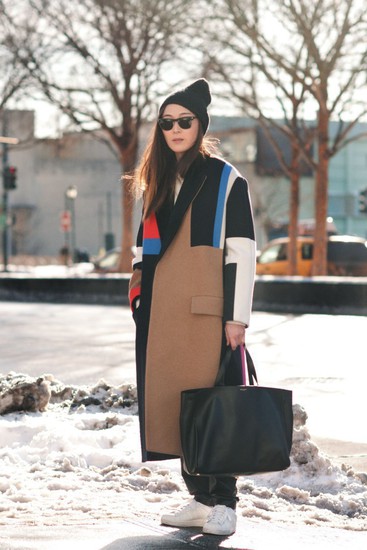 Дама в палто на цветни блокове