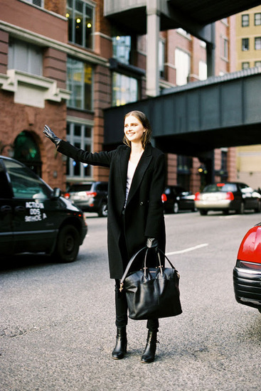 Класическото черно палто