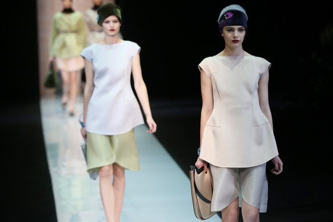 Жените на Emporio Armani в бяло