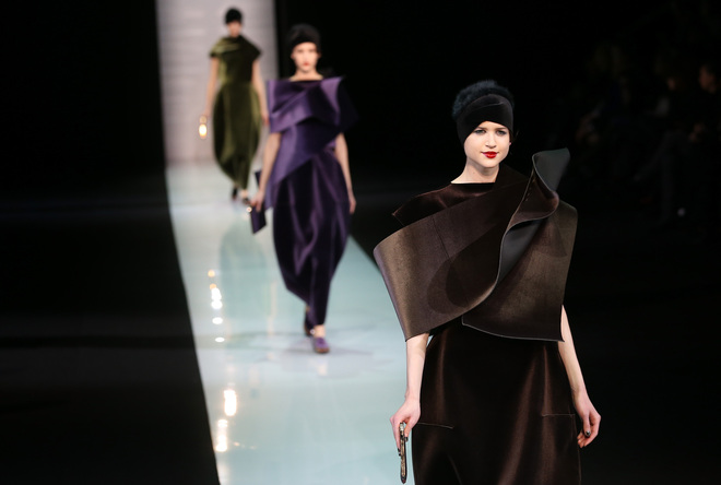 Жените на Emporio Armani в черно