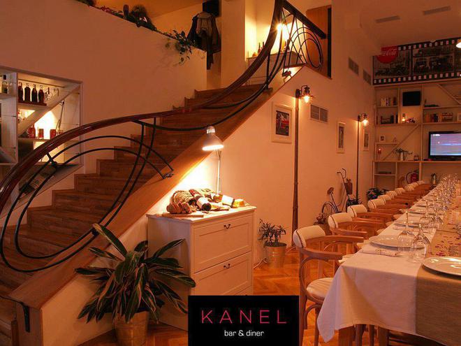 Интериорът в бар "Канел"