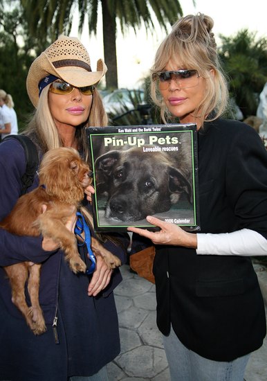 Близначките Барби в защита на животните