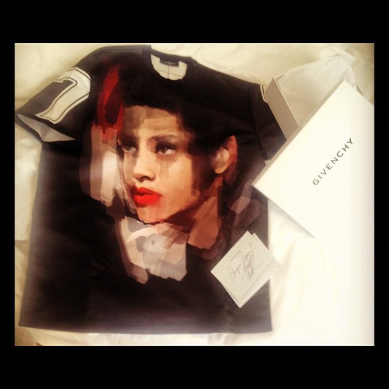 Тениска на Givenchy с лика на Риана