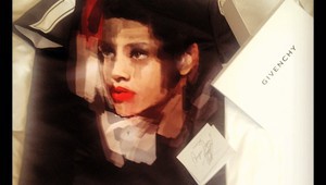 Тениска на Givenchy с лика на Риана