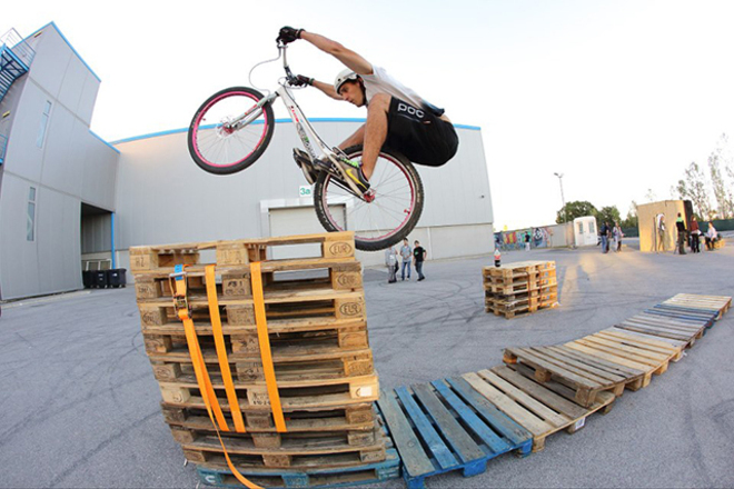 Високи скоци с колело