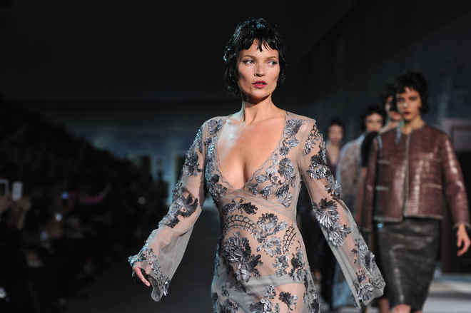 Звезди и мода от Париж: Кейт Мос дефилира за Louis Vuitton