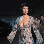 Звезди и мода от Париж: Кейт Мос дефилира за Louis Vuitton