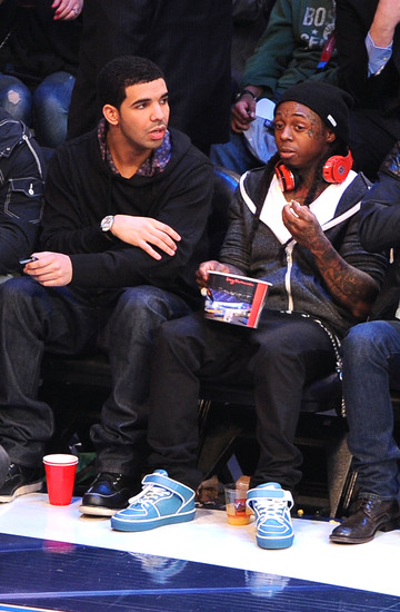 Лил Уейн със сини кецове в компанията на Дрейк