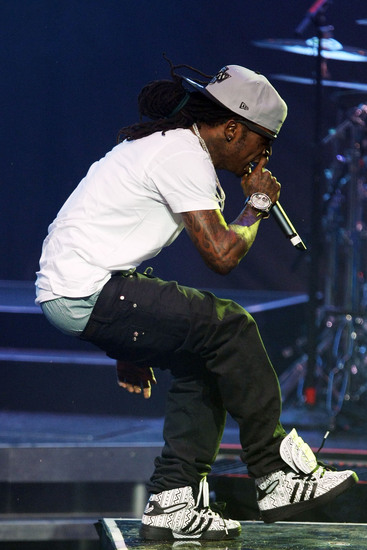 Лил Уейн с черно-бели кецове на Adidas