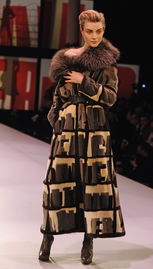 Джесика Стам дефилира за "Готие"