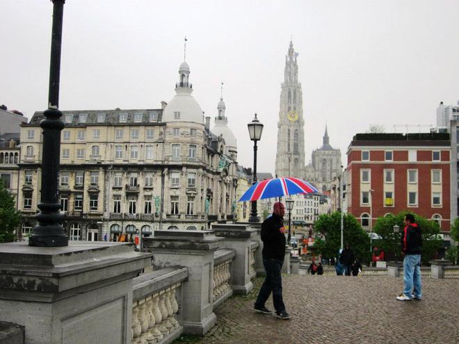 Йордан Стоев под дъжда в Антверпен