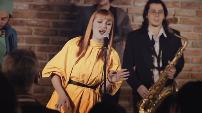 Рут Колева с жълта рокля