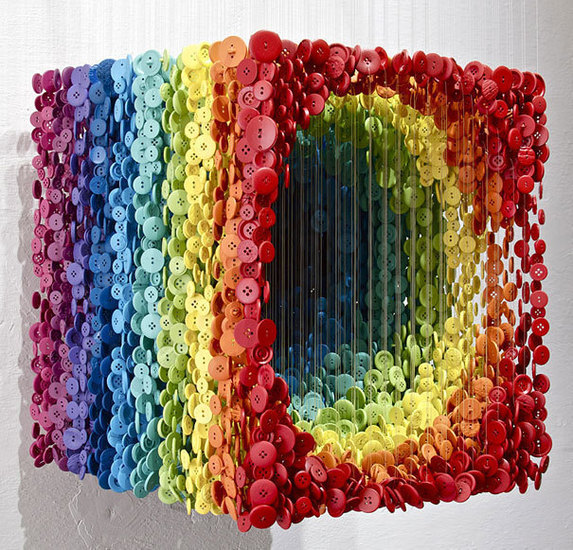 Кубче от цветни шивашки копчета