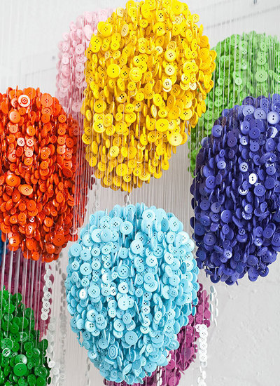 Цветни балони от шивашки копчета