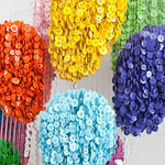 Цветни балони от шивашки копчета
