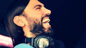 Диджей Таркан със синя тениска