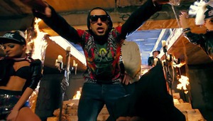 100 Кила, заобиколен от много мацки