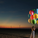 Маги Алексиева с шарени балони в ръка