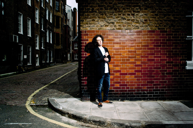 High Contrast с къдрава коса