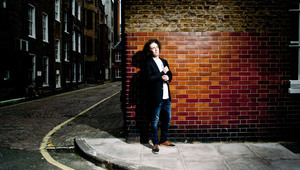 High Contrast с къдрава коса