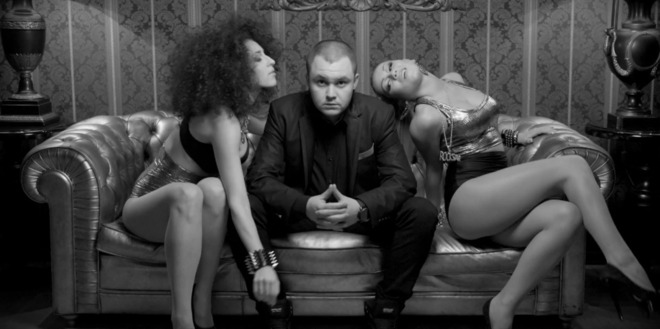 Били Хлапето в компанията на две дами