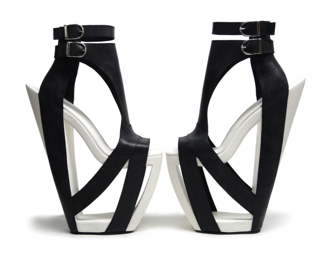 Необичайни обувки в изложба