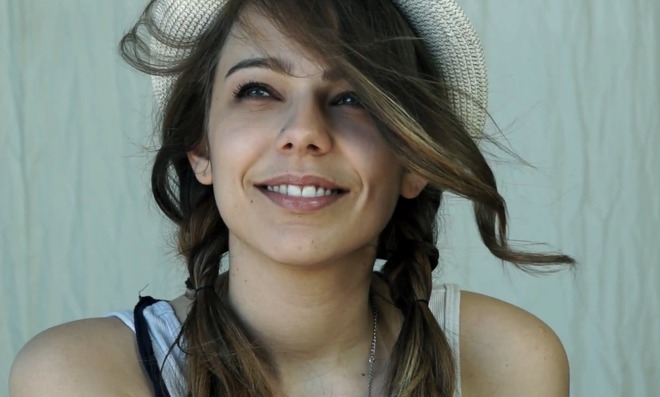 Маги Алексиева със сламена шапка