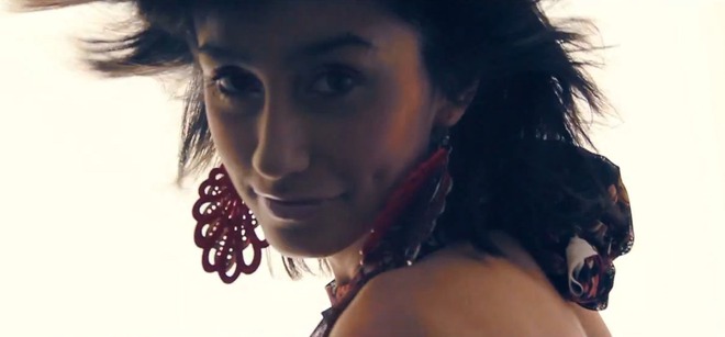 Стела Петрова носи големи червени обеци