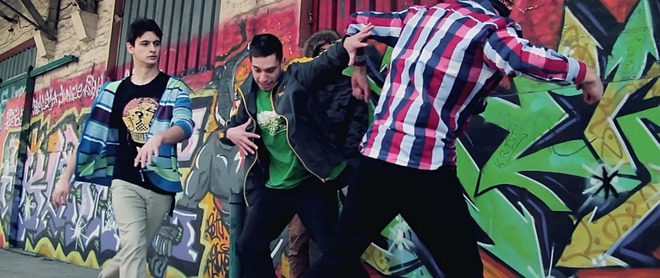 Момчета играят хип-хоп във видеото  на Джей Джей