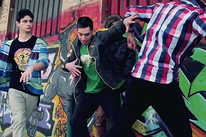 Momcheta igrayat hip hop vav videoto na dzhey dzhey