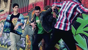 Момчета играят хип-хоп във видеото  на Джей Джей