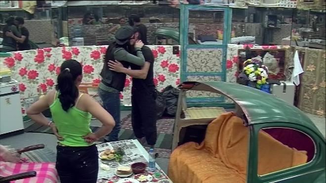 Жени на раздяла с ромските си домакини