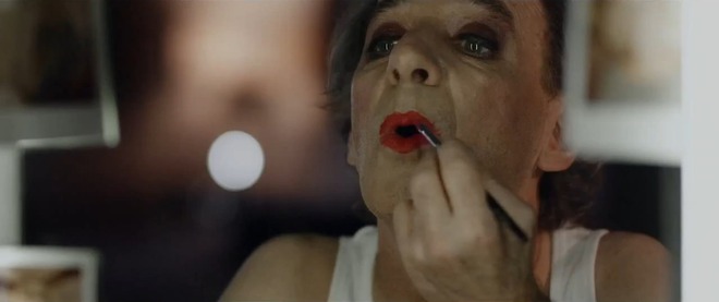 Хари Шиърър се преобразява като Алис Ръсел