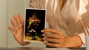 Росарио Доусън с картината на Гоя в "Транс"